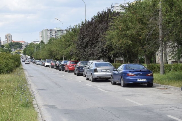 W miniony czwartek drogowcy znów nie wyczyścili ulicy Bohaterów Warszawy w Kielcach przez zaparkowane auta. Do kolejnej, trzeciej już próby posprzątania piachu z tej ulicy dojdzie 6 czerwca.