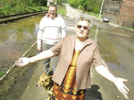 Julia i Tadeusz Miesiączkowie z Brzezin często przechodzą obok przelewającej się przez 
drogę cuchnącej wody.