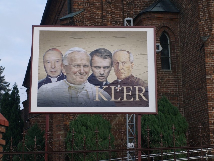 Na kościele w Liskowie pojawił się baner z napisem "Kler". Proboszcz promuje zasłużonych kapłanów i odpowiada na film