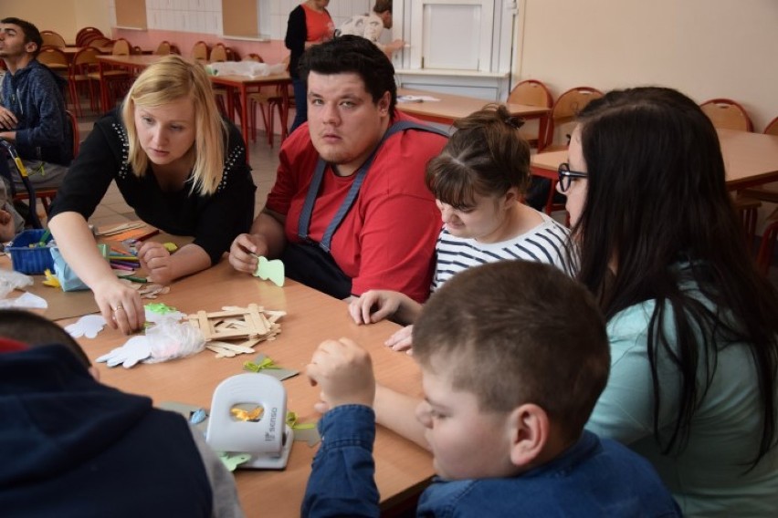 Nowy Dwór Gdański. Wolontariusze z SP 2 wspólnie z podopiecznymi OREW przygotowali świąteczne ozdoby