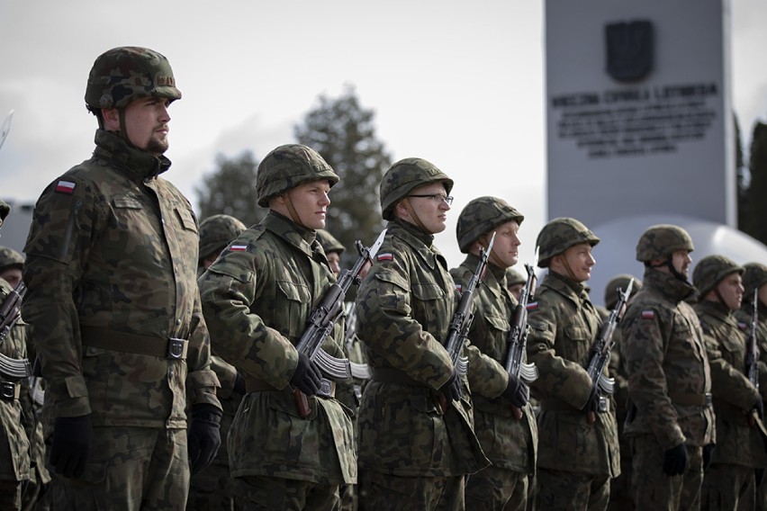 Żołnierze z Dęblina złożyli przysięgę wojskową (Zdjęcia)