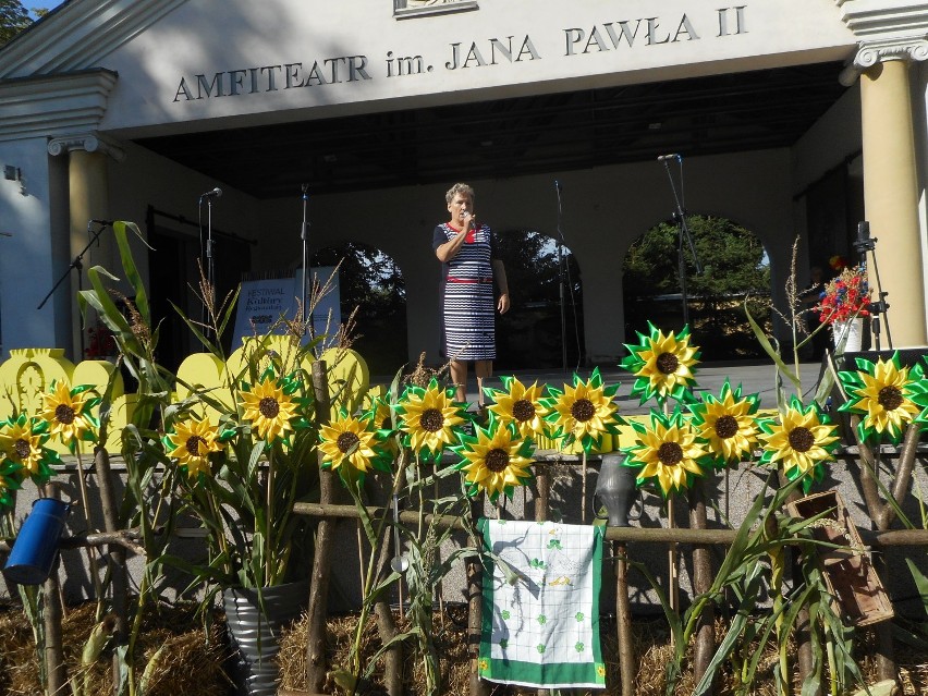 Seniorzy ze skierniewickiego klubu "Jutrzenka" na Festiwalu Kultury Regionalnej w Brzezinach [ZDJĘCIA]