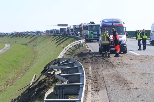 Groźny wypadek na autostradowej obwodnicy Wrocławia. Tir spadł ze skarpy