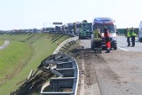 Dolny Śląsk. Bardzo groźny wypadek na AOW. Ciężarówka przebiła bariery i spadła z nasypu, tworzą się ogromne korki