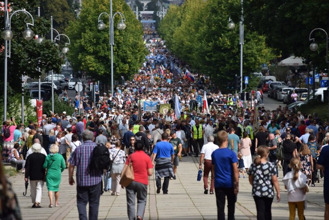 Przed uroczystością Wniebowzięcia NMP, od 5 do 14 sierpnia, na Jasną Górę przybyło 43,3 tys. pątników w 65 pieszych pielgrzymkach. To zdecydowanie więcej niż przed rokiem