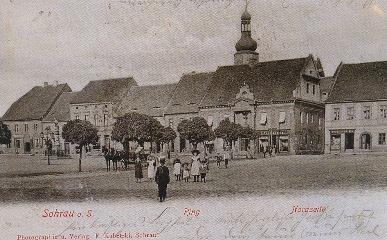 Widokówka z początku XX w. Płyta rynku stanowiła ubite...