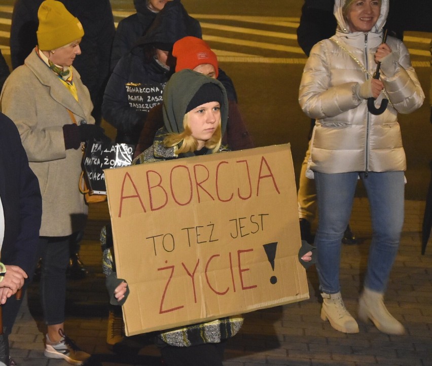 Malbork. "Ani jednej więcej" - protest po śmierci 30-letniej Izabeli z Pszczyny