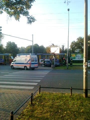 Wypadek na Woronicza: Samochód wjechał w tramwaj (ZDJĘCIA)