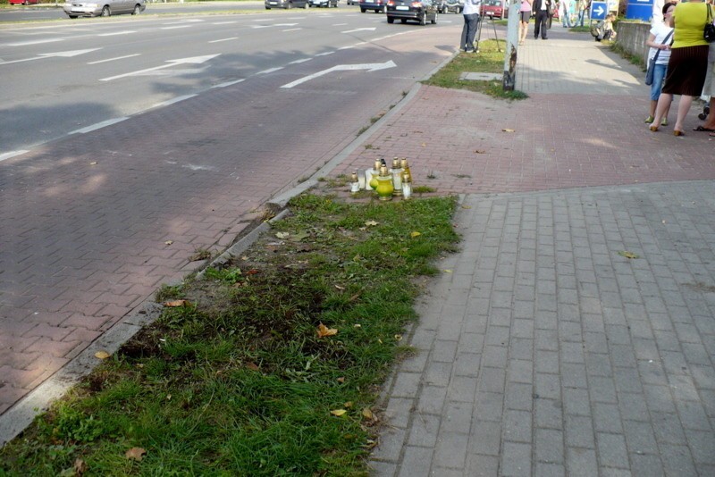 Kilkadziesiąt metrów dalej też znicze. - Tu go położyli -...