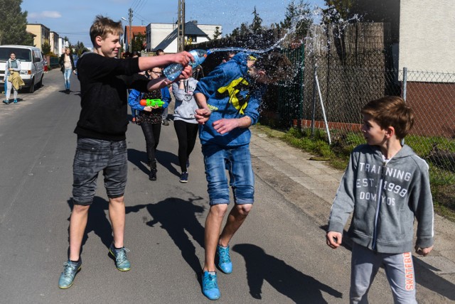 Polewanie się wodą to tradycja, bez której wiele osób nie wyobraża sobie wielkanocnego poniedziałku. Pogoda w te święta co prawda nie sprzyja celebrowaniu tego zwyczaju, ale ewentualni śmiałkowie powinni pamiętać, że gdy obleją kogoś przypadkowego wiadrem z wodą, mogą za to zostać ukarani mandatem. Mogą, ale nie muszą, bo okazuje się, że w przypadku śmigusa-dyngusa przepisy prawne nie są jednoznaczne.

Dlaczego? Zobacz ---->