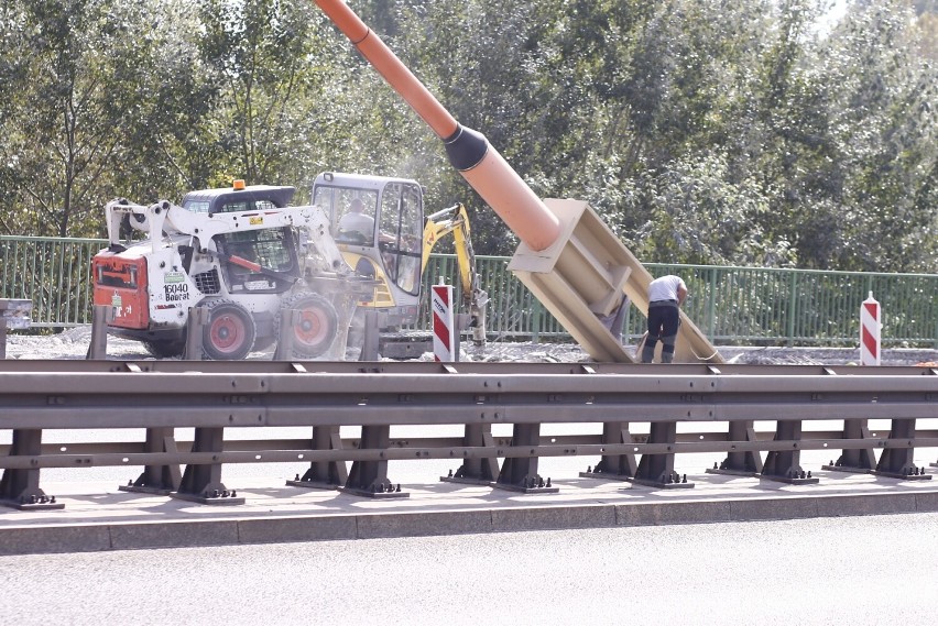 Warszawa. Przedłuża się remont mostu Siekierkowskiego. Oto postępy prac