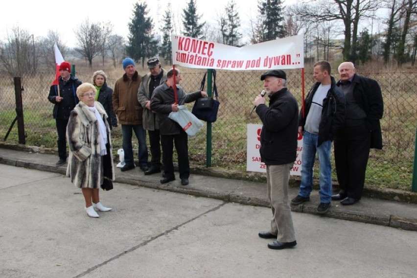 Pikieta pod prokuraturą w Tczewie: „dosyć zamiatania spraw pod dywan”!