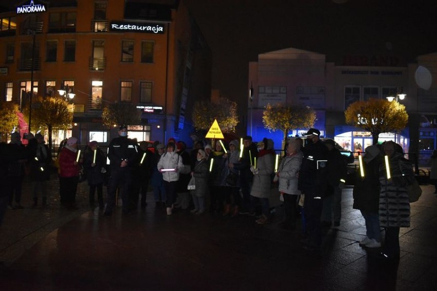 Malbork. Happening „Świecę przykładem. Noszę odblaski" w centrum miasta. Warto wziąć sobie do serca tę zasadę, bo może uratować życie