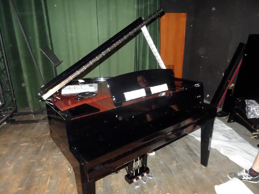 Chodzieski Dom Kultury ma nowy, profesjonalny fortepian...