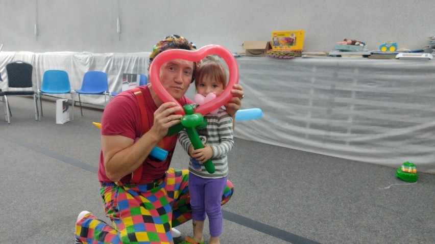 Zabawę dla ukraińskich dzieci animował klaun Wesołek...
