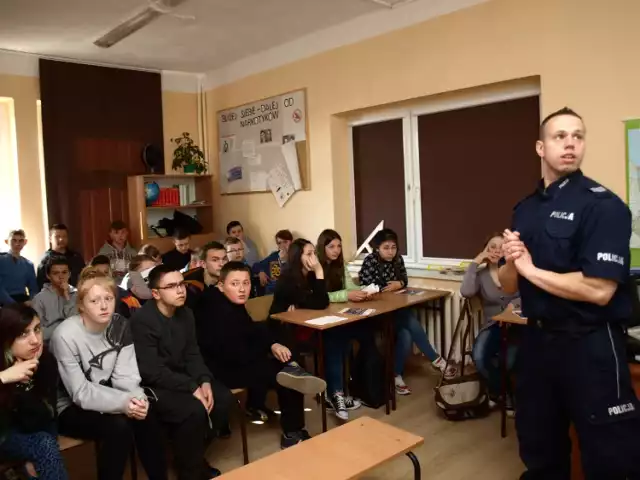 Sierż. sztab. Maciej Świętosławski z Komendy Powiatowej Policji w Sławnie prowadził prelekcje dla uczniów ze szkół gm. Darłowo. W innych gminach powiatu sławieńskiego tylko dla nauczycieli i dyrektorów szkół