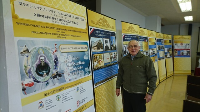 Jan Hajduga obok plansz wystawy, przetłumaczonych na japoński. Pojechał z nią do Nagasaki