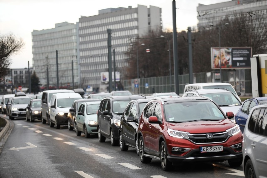 Kraków. Wróciła zimowa pogoda, ciężkie piątkowe popołudnie na drogach. Uwaga na oblodzenia! [ZDJĘCIA]