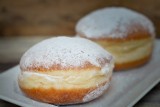 Przepis na domowe pączki z lukrem. Sprawdź, składniki na pączki na tłusty czwartek! Domowe pączki z lukrem 