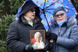 Manifestacja w obronie dobrego imienia Jana Pawła II przed pomnikiem papieża ZDJĘCIA
