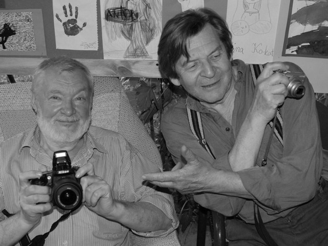 12 grudnia 2021 roku zmarł Andrzej Różycki, fotografik, filmowiec i filozof. Członek słynnej toruńskiej grupy Zero-61 i pierwszy etatowy fotoreporter "Nowości". Na tym zdjęciu siedzi po lewej stronie, obok Michała Kokota, którego nie ma z nami od 2014 roku.