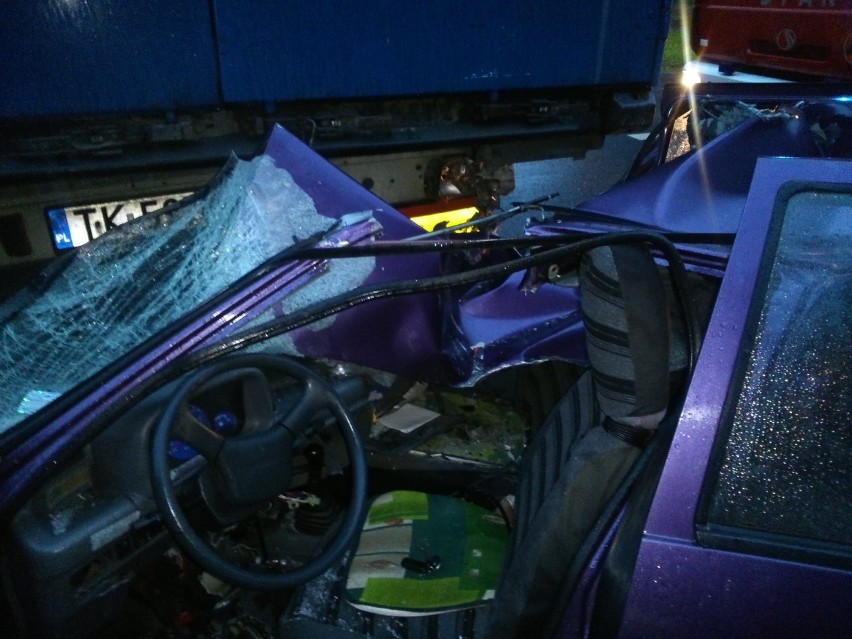 Wypadek w Gołuchowie. Ciężarówka zderzyła się z daewoo tico