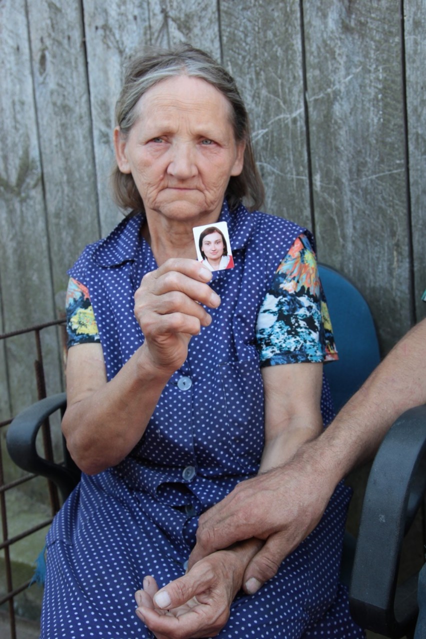 Marianna Wojtczak ze zdjęciem zamordowanej Karoliny