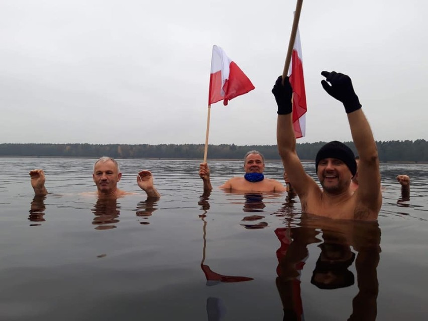 WSCHOWA. Gdy w stolicy płonęły race oni weszli do zimnej wody. Z flagami w dłoniach i uśmiechami na twarzy odśpiewali hymn [ZDJĘCIA]