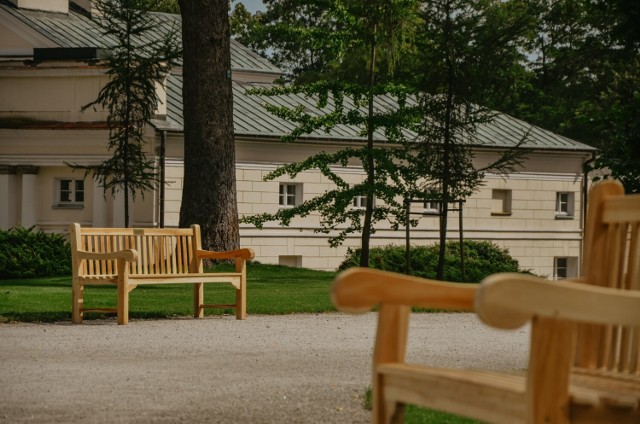 Wokół pałacu zrobiło się jeszcze piękniej. Zachęcamy, warto się wybrać do Lubostronia