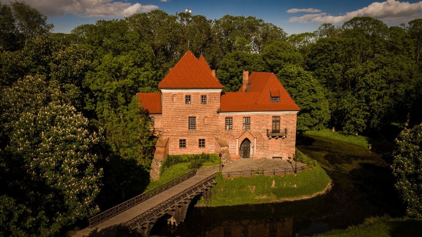 Zamek w Oporowie jest typowym obiektem rycerskim, którego początki sięgają XIV w.