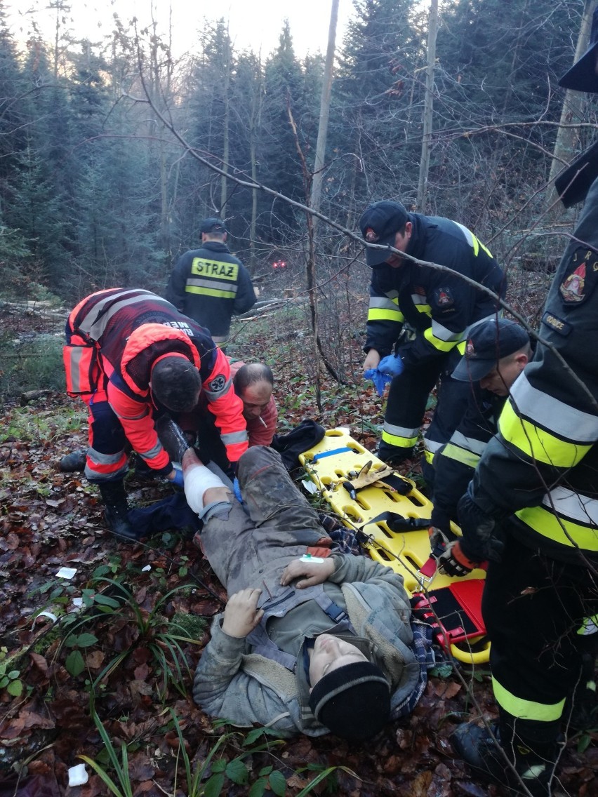 Owczary. Ratownicy i strażacy, ratując rannego, transportowali go przez leśną głuszę
