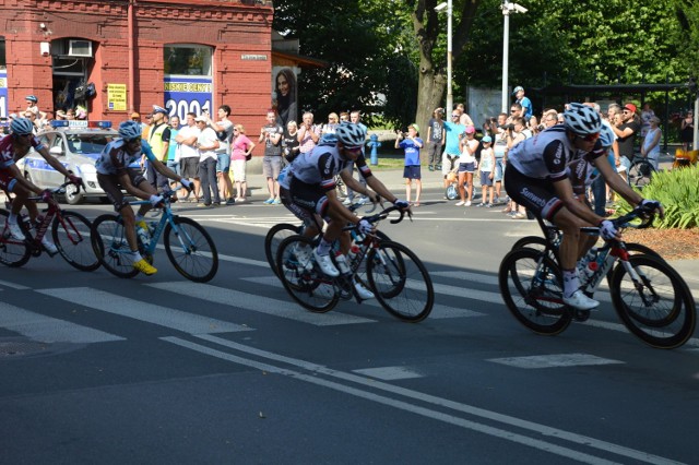 Oświęcim. 35. Karpacki Wyścig Kurierów (U-23) UCI Europe Tour, już w trasie. W niedzielę (29 kwietnia) pokonają 106 km dystans z Jabłonki do Oświęcimia. Na oświęcimskim rynku pojawią się w godzinach popołudniowych. Tu również będzie Miasteczko Kolarskie, gdzie przygotowano wiele atrakcji dla młodszych i starszych miłośników jednośladów m.in. konkursy, aktywności sportowe, prezentacje sprzętu, pokaz pierwszej pomocy oraz występy artystyczne. Na najmłodszych czekać będą stoiska animacyjne z konkursami oraz malowanie twarzy.
Warto wybrać się do Miasteczka Kolarskiego na swoim rowerze, bo z pewnością nie zabraknie atrakcji dla rowerzystów