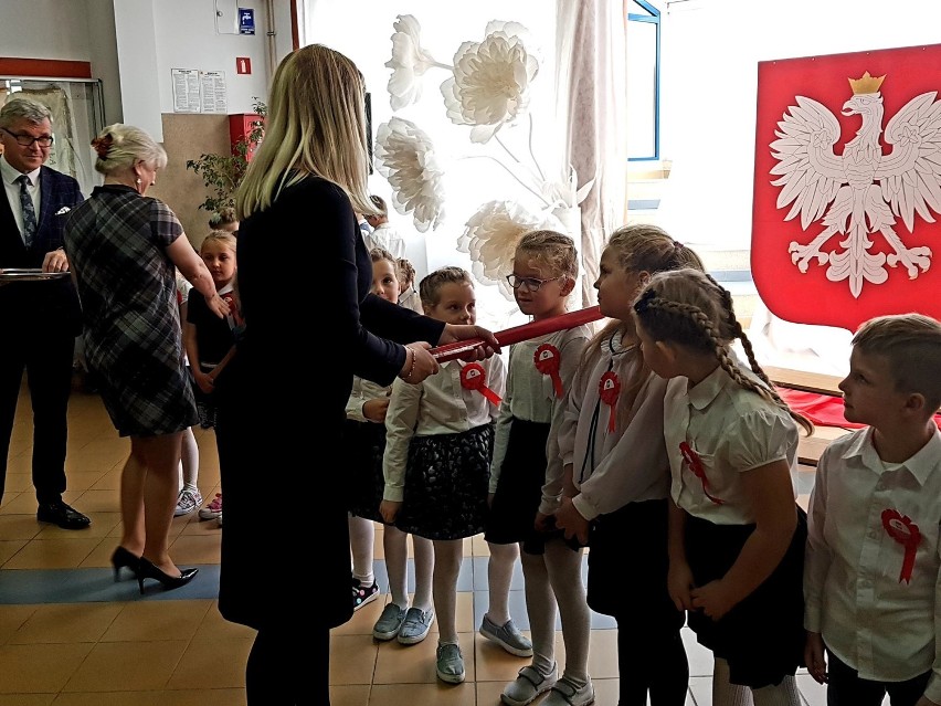 Pasowanie pierwszaków w szkole podstawowej im. Adama Mickiewicza w Tychowie (zdjęcia)