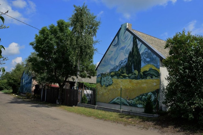 Wieś Brzózki (gmina Szubin) słynie z murali, które zdobią...