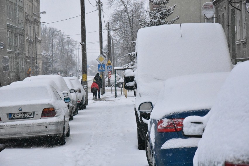 Obfite opady śniegu w Legnicy, momentalnie zrobiło się biało!
