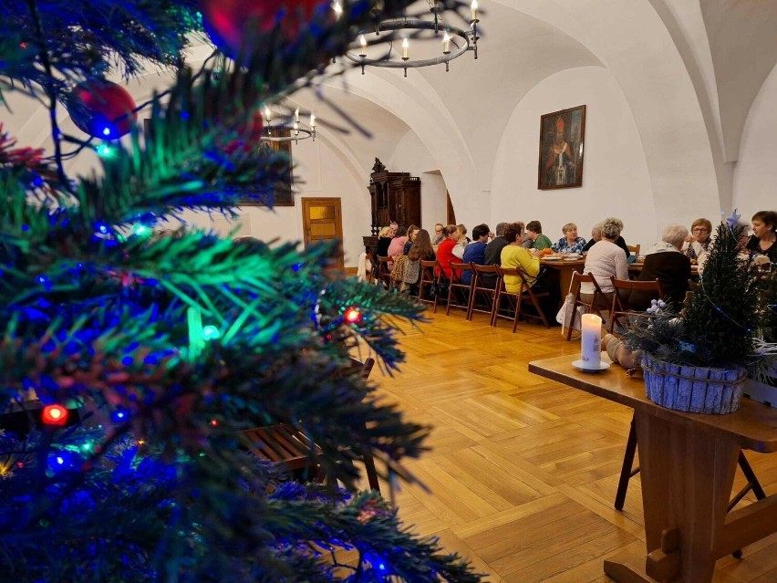 Spotkanie świąteczno-noworoczne w Archiopactwie Cystersów w Jędrzejowie. Modlitwą podziękowano za miniony rok. Zobacz zdjęcia