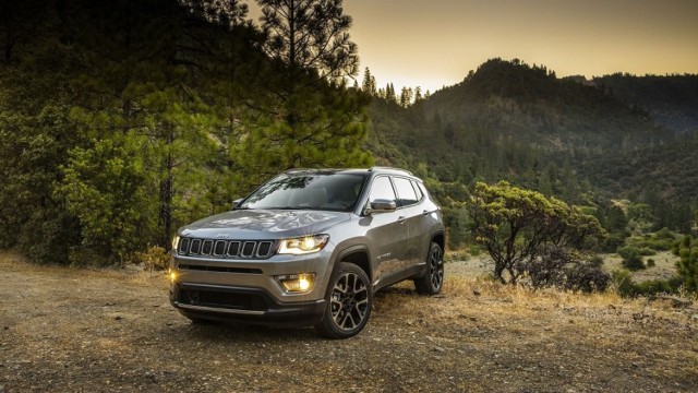 Jeep Compas

To jedno z droższych samochodów należących do przedstawiciela zakopiańskiej rady miasta. Jeździ takim Lucyna Galica-Jurecka. Radna w swoim oświadczeniu majątkowym zaznaczyła, że samochód ma dwa lata i wart jest ok. 90 tys. zł. Pani Lucyna z zawodu jest okulistką. 

Taki SUV z napędem na cztery koła z pewnością jest przydatny w czasie jazdy szczególnie zimą.