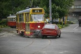 Samochód wjechał pod tramwaj na Marszałkowskiej. Zablokowany ruch tramwajów