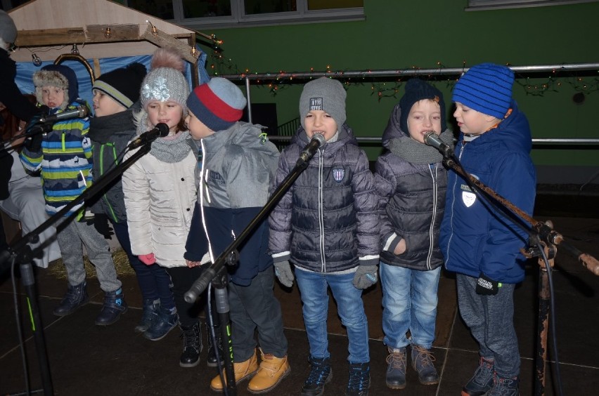 Kolędowanie w Książu Wielkopolskim razem z przedszkolakami