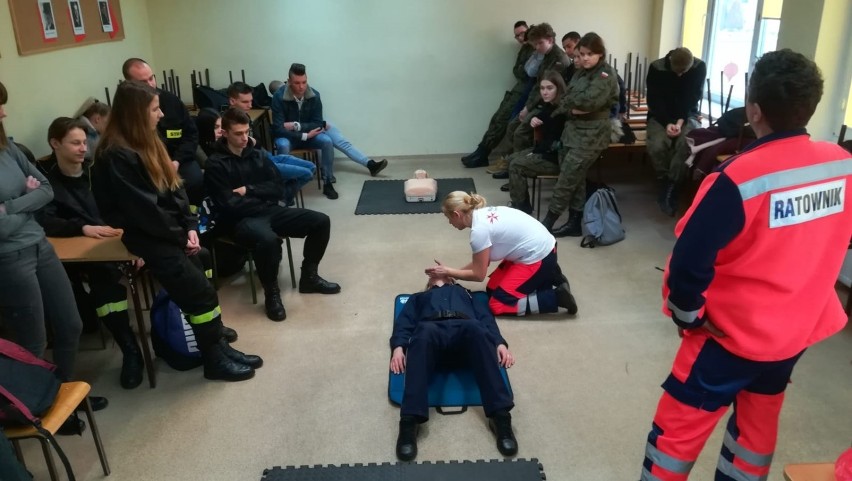 Policjanci i Służba Medyczna "Malta" uczyli udzielania pierwszej pomocy przedmedycznej
