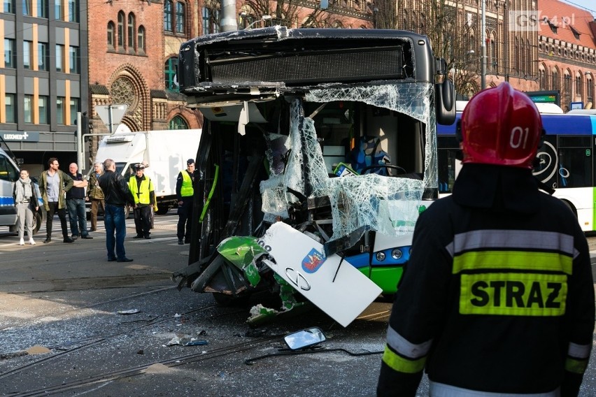 Wypadek na Bramie Portowej: zderzenie tramwaju z autobusem,...