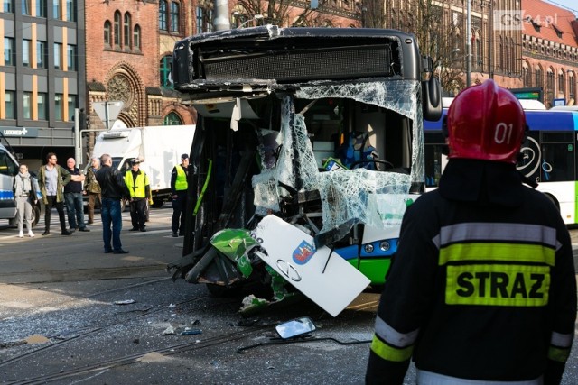 Wypadek na Bramie Portowej: zderzenie tramwaju z autobusem, kilkanaście osób rannych. 

