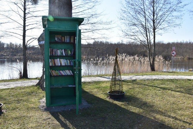 Każda osoba odwiedzająca teren przy jeziorku, może spędzić czas czytając jedną z książek z budki.