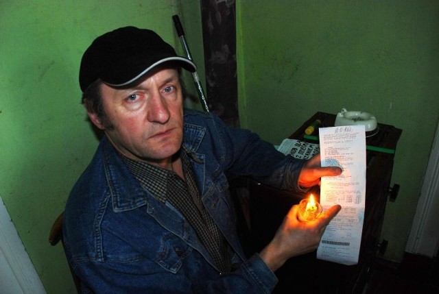 Świeczki i znicze to jedyne źródło światła w siedzibie lubańskiego SKOB już od ponad trzech miesięcy