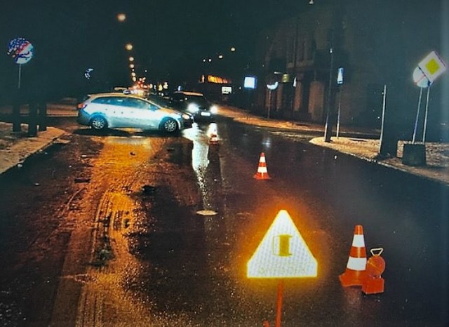 Policjanci zatrzymali 21-letni sprawcę śmiertelnego potrącenia pieszego. Kierowca samochodu osobowego po zdarzeniu uciekł z miejsca wypadku, nie udzielając pomocy ofierze.