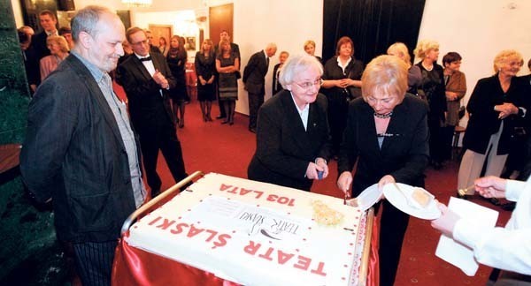 Henryk Baranowski asystuje, a tort  kroją Krystyna Siejna, wiceprezydent Katowic, i Krystyna Szaraniec, dyrektor Teatru
