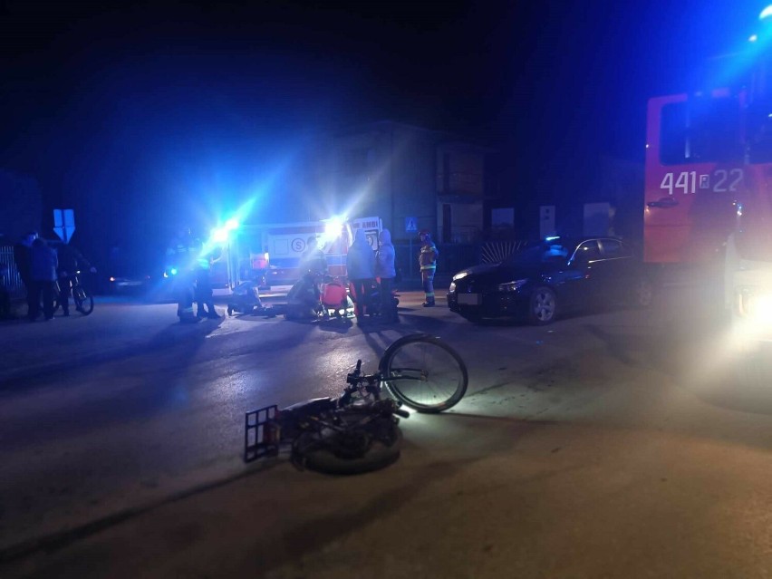 Nocne zderzenie motoroweru z osobówką w Jaśle. 15- i 17 latek z obrażeniami [ZDJĘCIA]