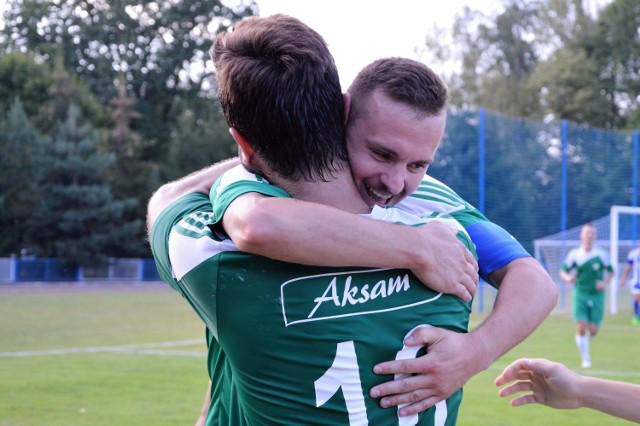 Tomasz Dubiel mocnym akcentem rozpoczął jesień w V lidze piłkarskiej, strzelając dwa gole Zatorzance, którą Brzezina Osiek pokonała na wyjeździe 3:0.