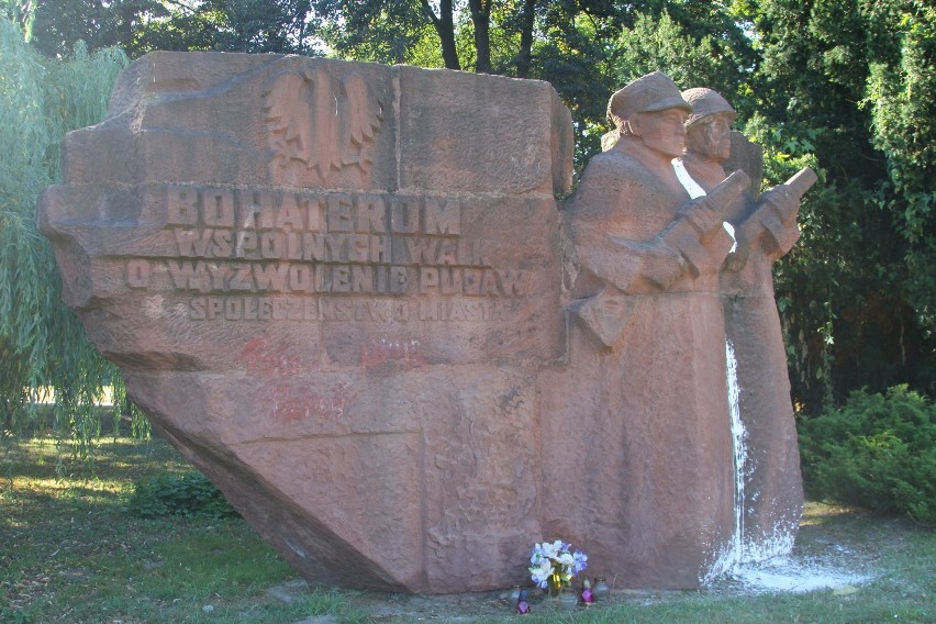 Puławy: Zniszczyli pomnik w centrum miasta