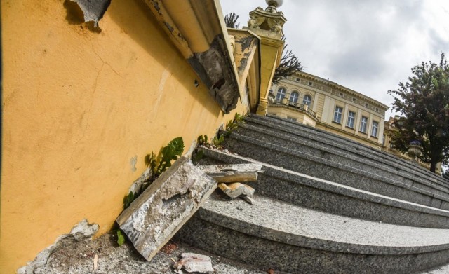 

O stanie tarasów pałacu w Ostromecku pisaliśmy już parę razy - mówiąc delikatnie jest fatalny. Teraz ma się to zmienić - MCK ogłosiło przetarg na wykonawcę robót. Ich zakres jest spory

Ostatni raz o konieczności renowacji tarasów w Pałacu Nowym w Ostromecku pisaliśmy w maju tego roku.


Zobacz też: Spod ekranu. "Jestem taka piękna" [recenzja filmu]

